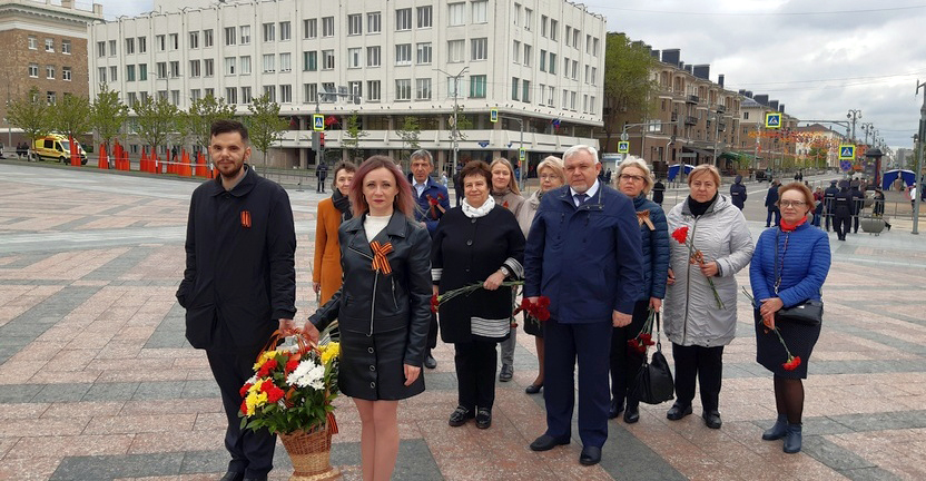 Сотрудники Белгородстата возложили цветы к Вечному огню