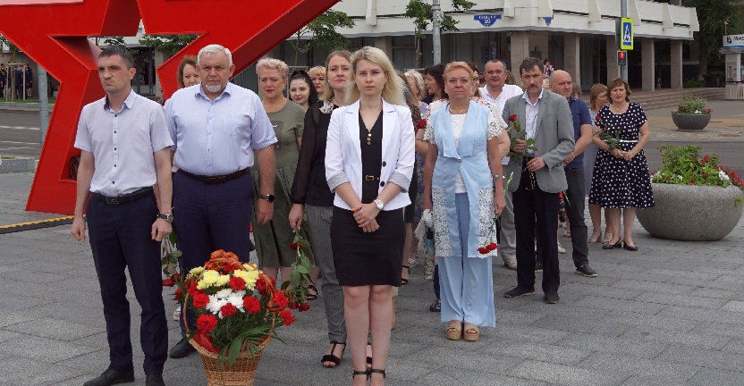 Сотрудники Белгородстата возложили цветы к Вечному огню