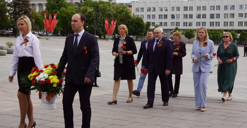 Сотрудники Белгородстата возложили цветы к Вечному огню